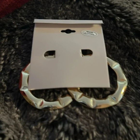 18k Gold Tone C shaped Needle Hollow Hoop Earrings - Picture 6 of 10